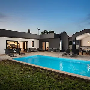 Villa Nora With Heated Pool